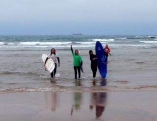 Saliendo del agua tras una sesion de surf
